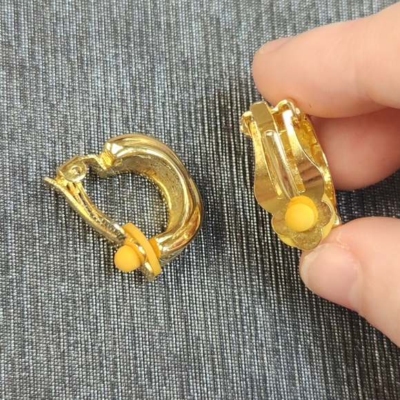 Vtg Gold Tone Clip On Earrings - Picture 2 of 2